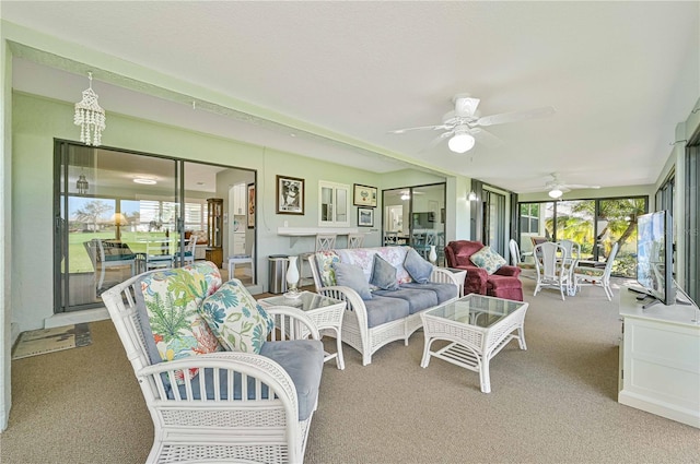 sunroom with ceiling fan