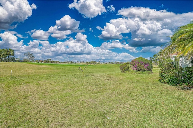 view of yard featuring a rural view