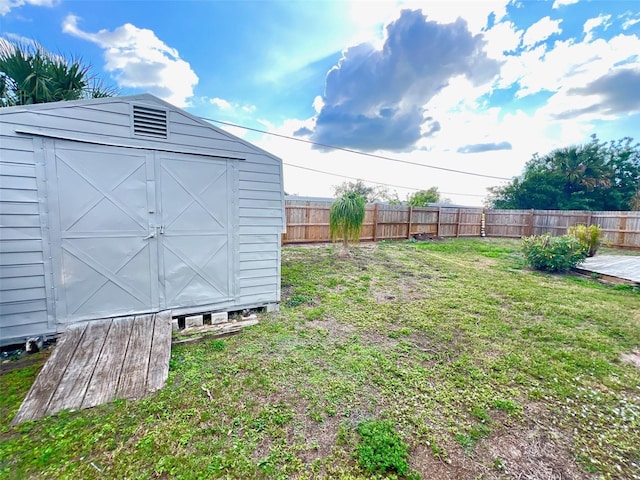 view of yard featuring a shed