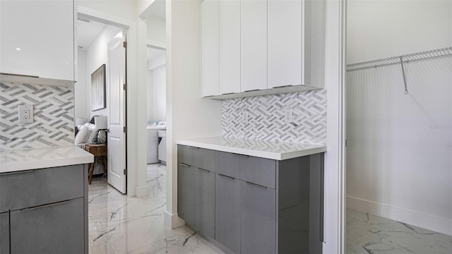 bathroom featuring tasteful backsplash