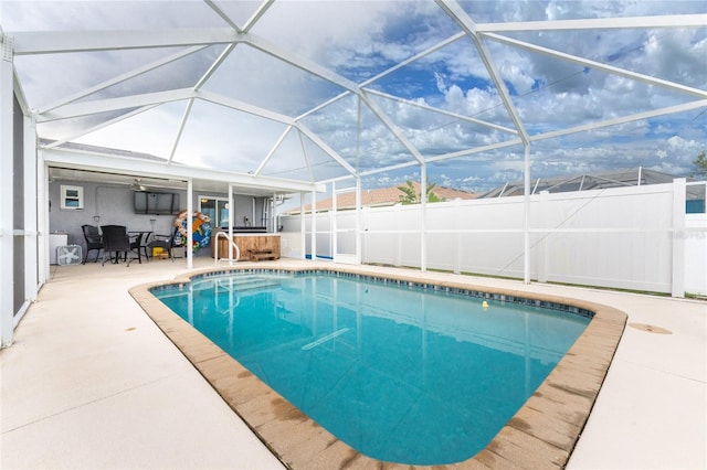 view of swimming pool featuring a lanai, a jacuzzi, and a patio area