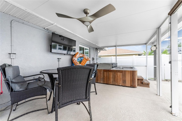 sunroom with ceiling fan