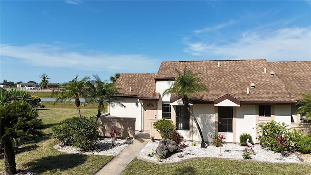 view of front of property featuring a front lawn