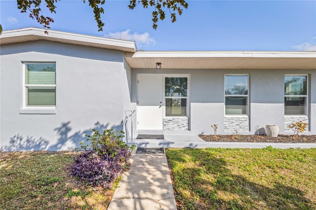 view of front of home with a front lawn