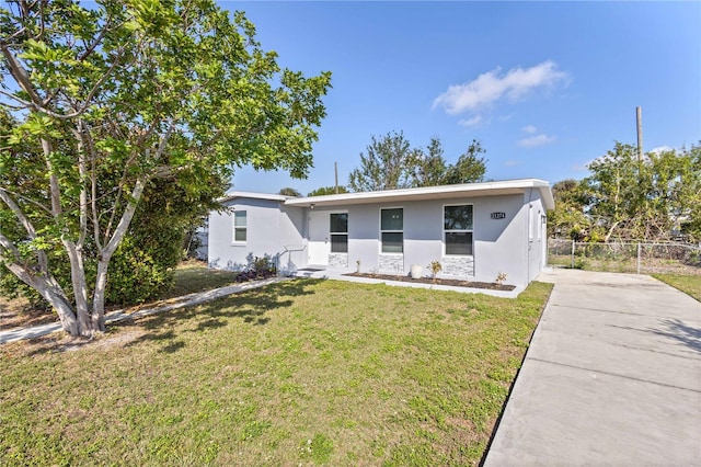 view of front facade with a front yard