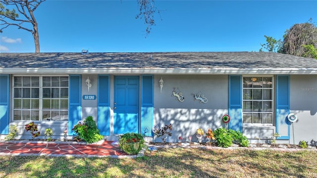 view of front of house featuring a front yard