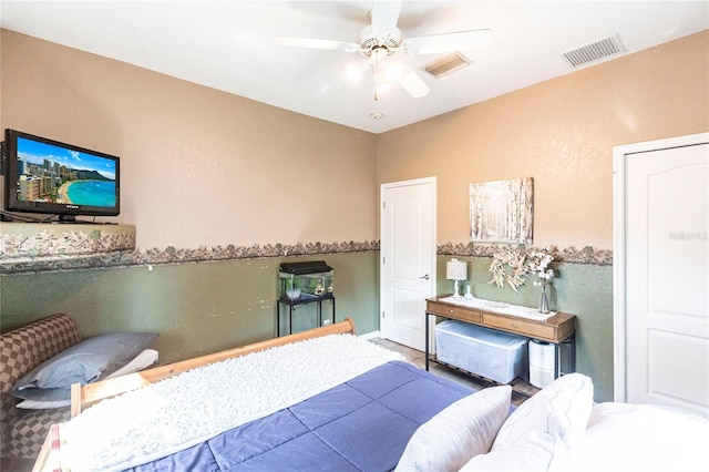 bedroom with ceiling fan