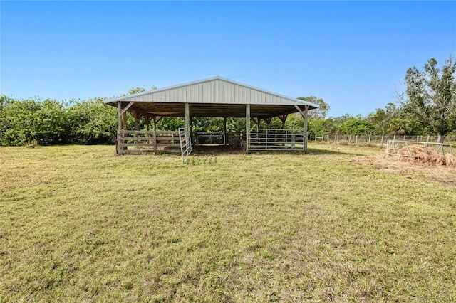 view of yard with an outbuilding