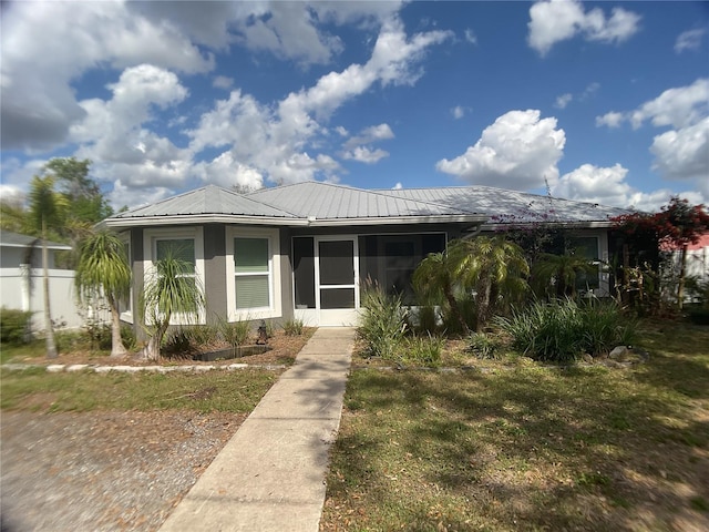 view of front of property featuring a front lawn