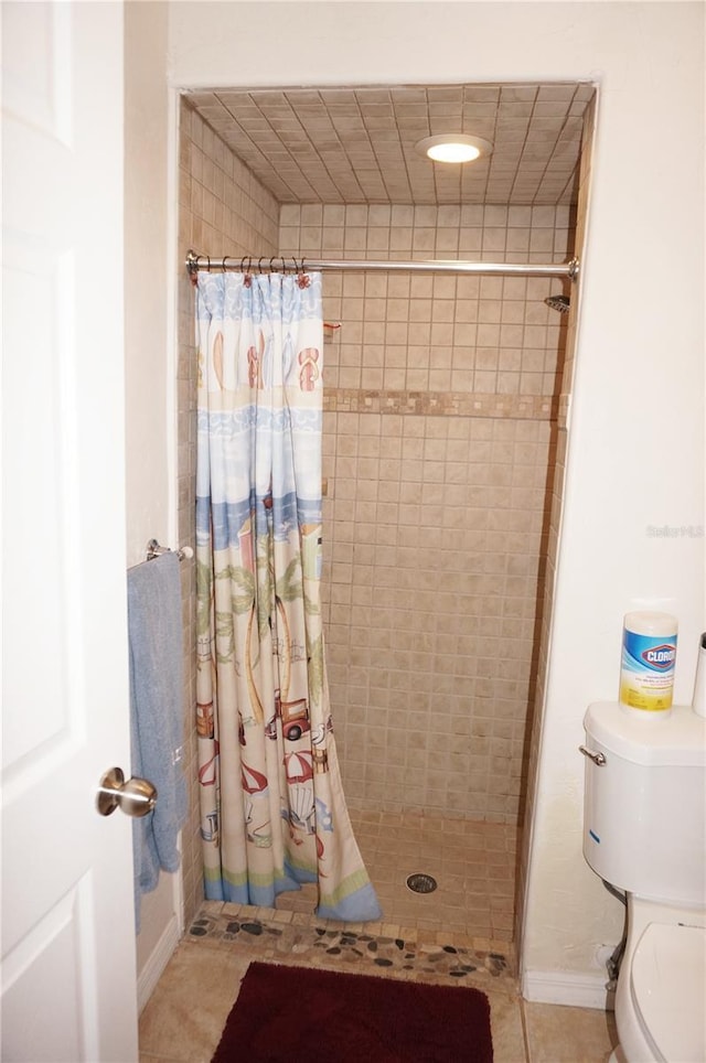 bathroom featuring a shower with curtain and toilet