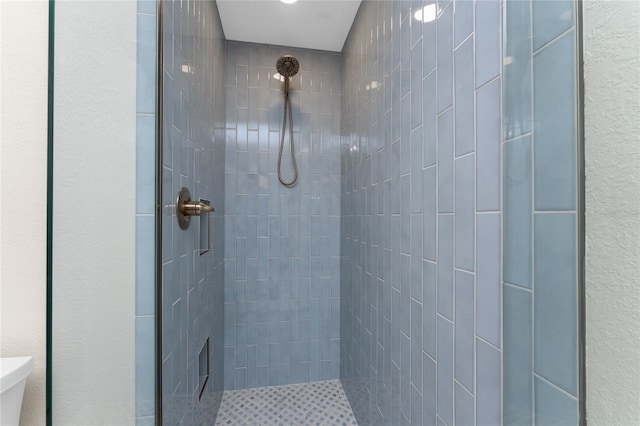 bathroom featuring a tile shower