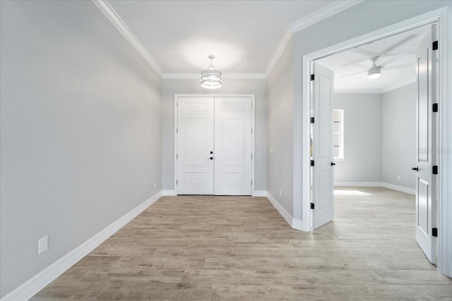 foyer entrance featuring crown molding and light hardwood / wood-style floors