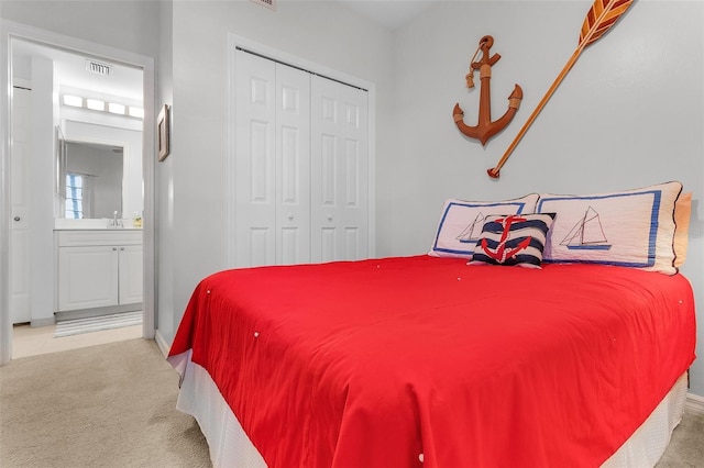 bedroom featuring connected bathroom, a closet, and carpet flooring