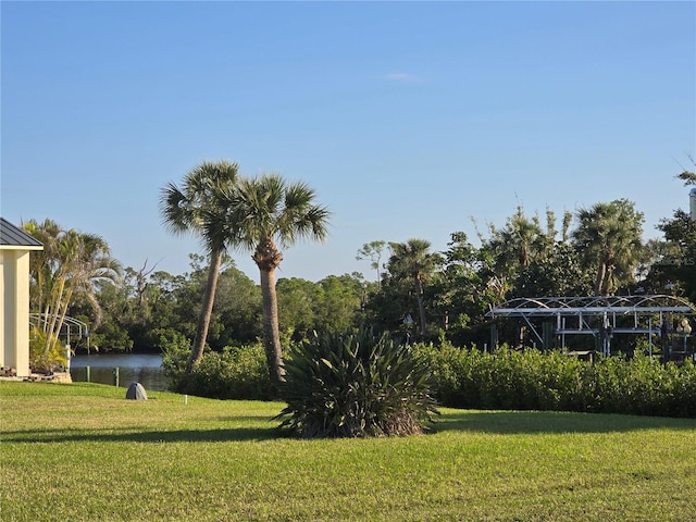 view of yard featuring a water view