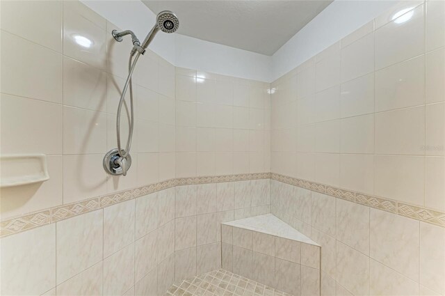 bathroom featuring a tile shower