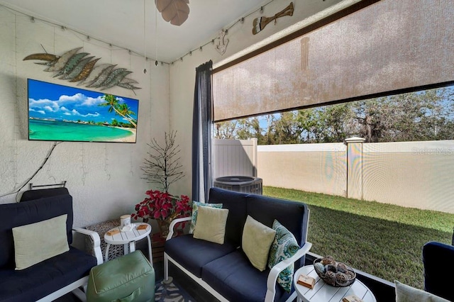 sunroom with ceiling fan