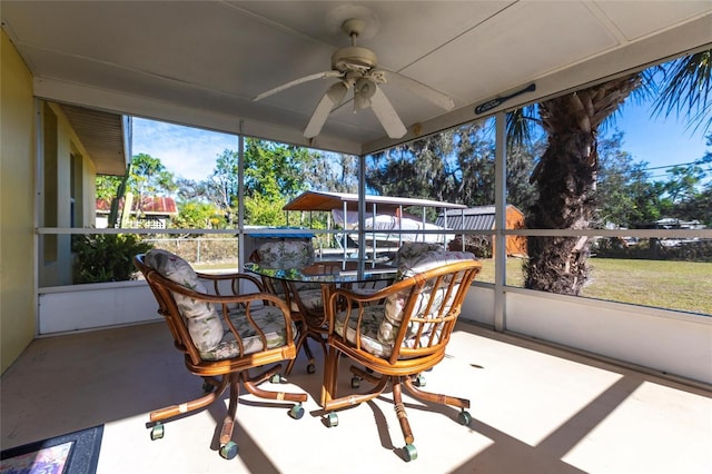 sunroom with ceiling fan