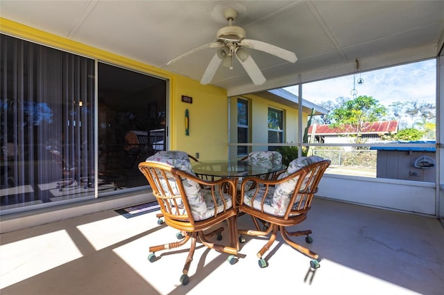 sunroom with ceiling fan