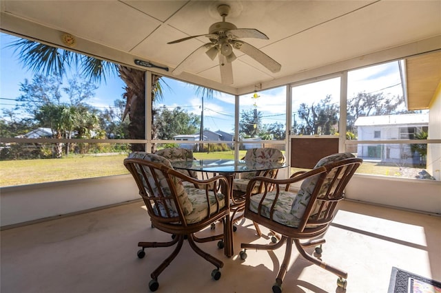 sunroom featuring ceiling fan