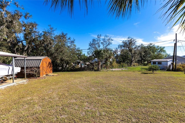 view of yard featuring a shed