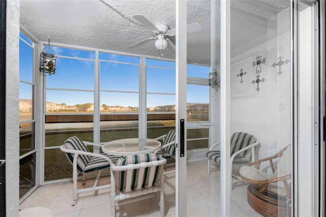 sunroom with ceiling fan