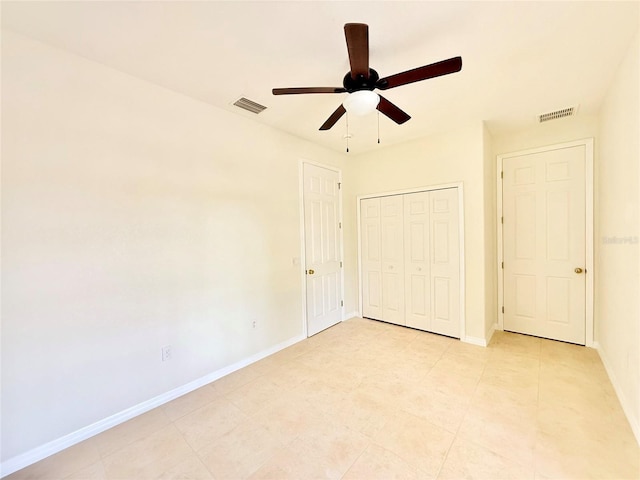 unfurnished bedroom with ceiling fan and a closet