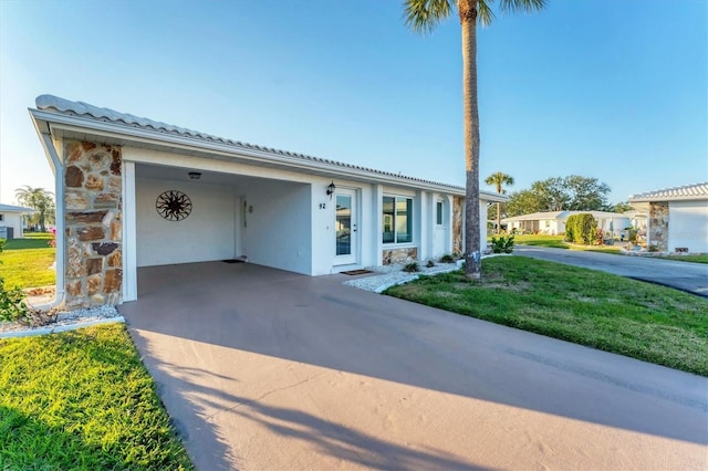 view of front of property featuring a carport and a front yard