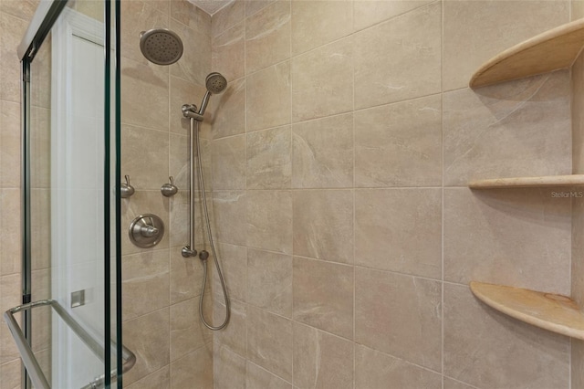 bathroom featuring tiled shower