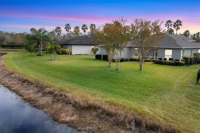 view of yard at dusk