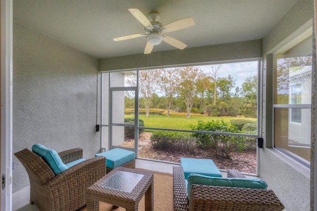 sunroom with ceiling fan