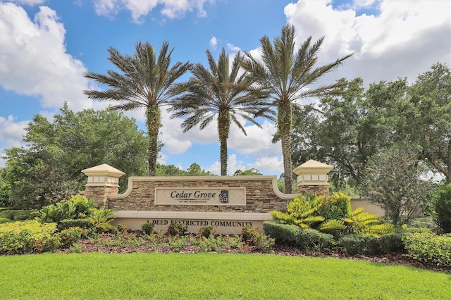 community sign with a yard