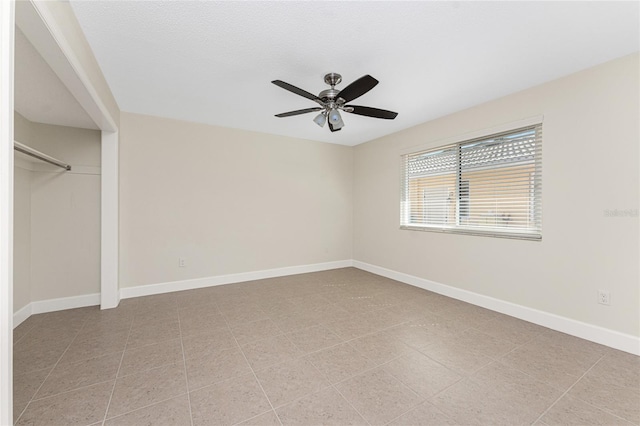 unfurnished bedroom featuring ceiling fan and a closet