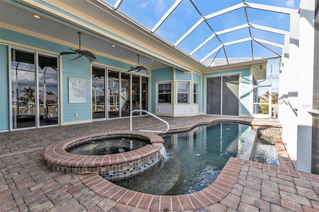 view of pool featuring an in ground hot tub, a patio, a lanai, and ceiling fan