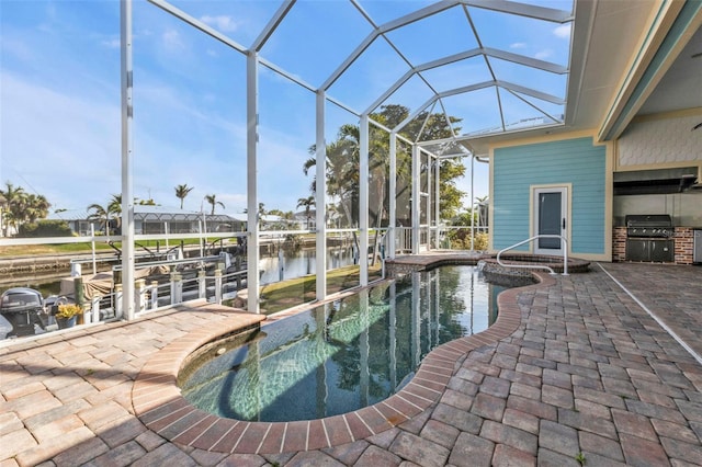 view of pool featuring a patio area, area for grilling, a water view, an in ground hot tub, and a lanai