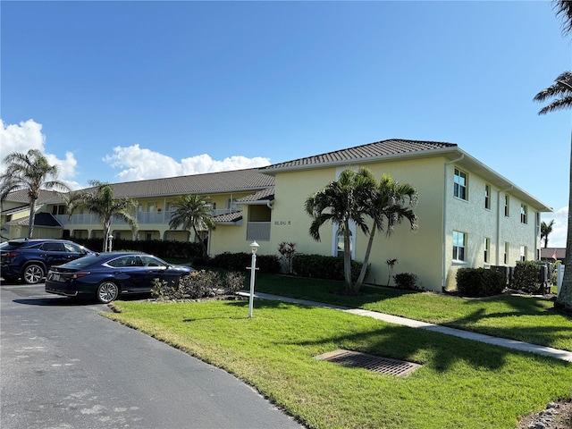 view of front of property featuring a front yard