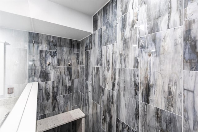 bathroom featuring tiled shower