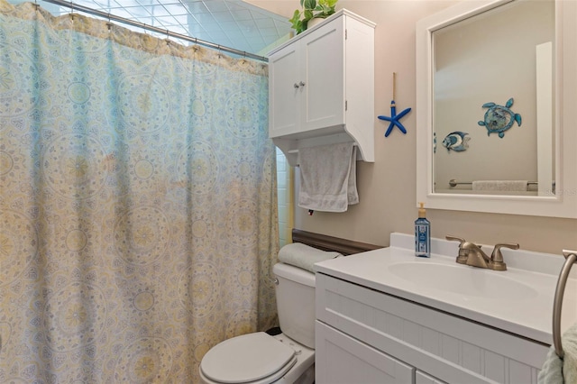 full bath with toilet, a shower with shower curtain, and vanity