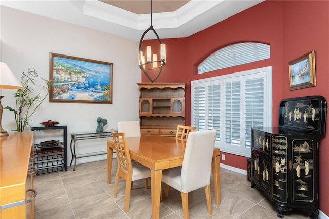 dining room featuring crown molding, a tray ceiling, and an inviting chandelier