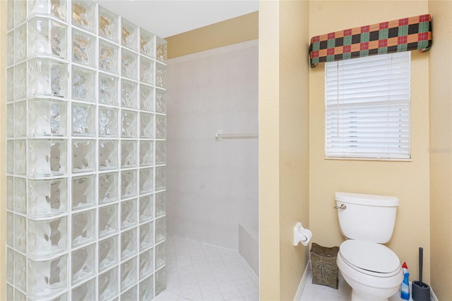 bathroom with toilet and tiled shower