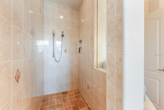 bathroom featuring a tile shower