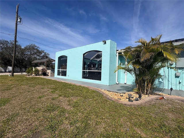 view of side of property featuring a lawn