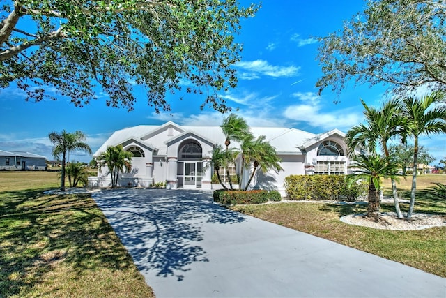 ranch-style house featuring a front yard