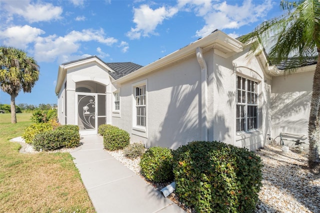 exterior space featuring a front yard