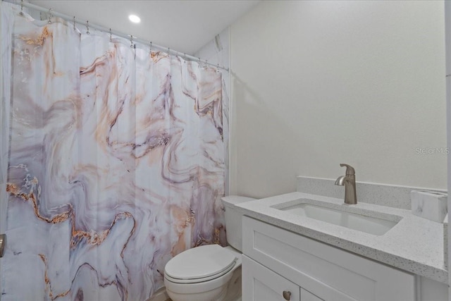 bathroom featuring a shower with curtain, vanity, and toilet