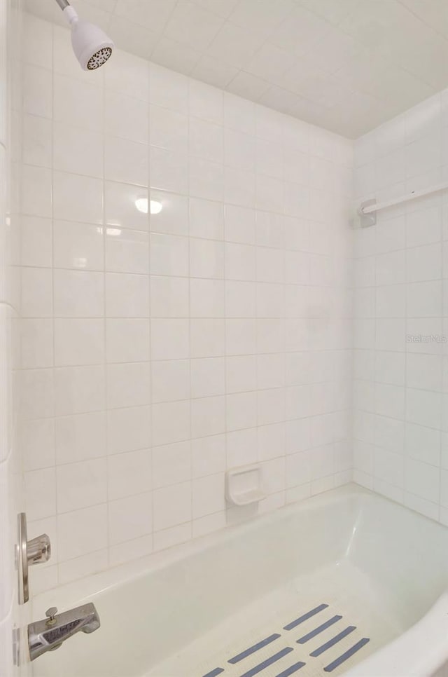 bathroom with tiled shower / bath