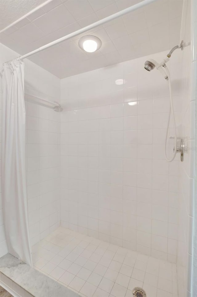 bathroom featuring a shower with shower curtain