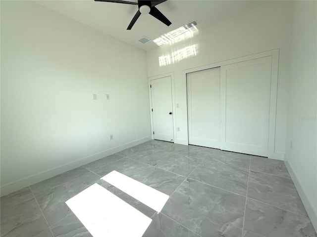 unfurnished bedroom featuring ceiling fan and a closet