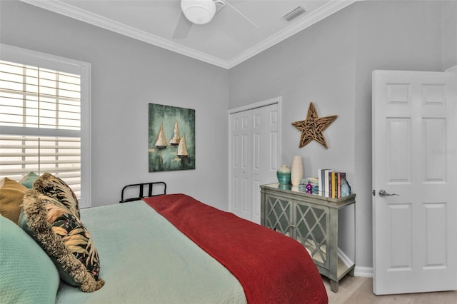 bedroom featuring a closet, crown molding, and ceiling fan