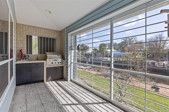 sunroom with vaulted ceiling