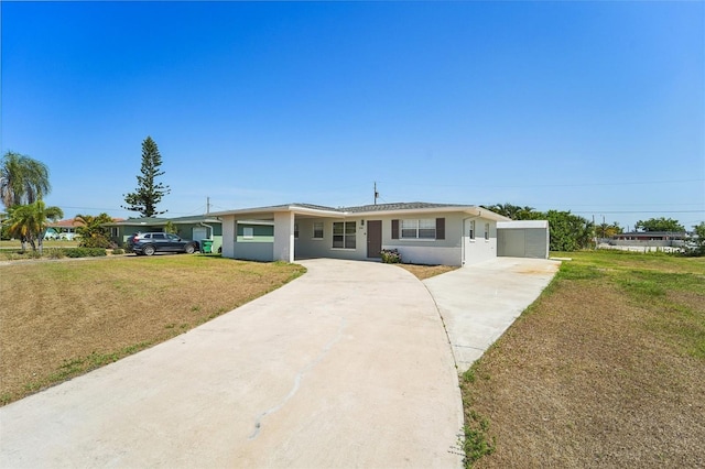 ranch-style house featuring a front yard